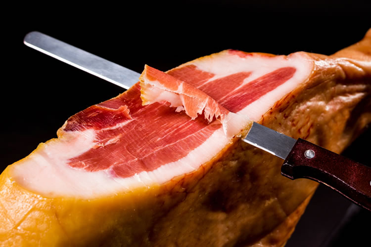 生ハムとは豚のもも肉を熟成させた加工食品