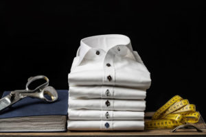 「ワイシャツ」「カッターシャツ」の意味と違い